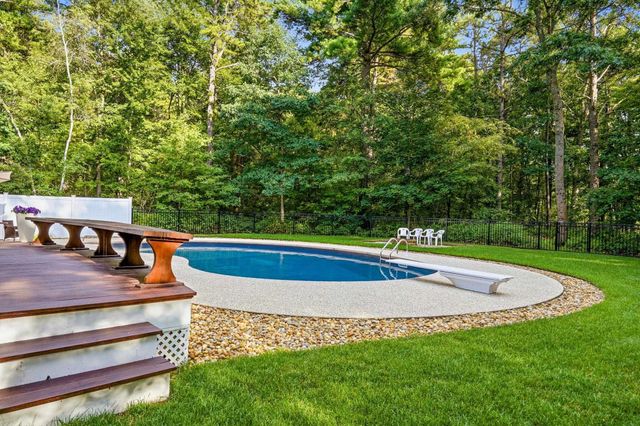 19 Tamarack Lane, Amherst, NH 03031