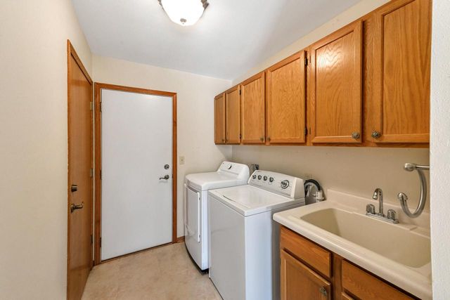 965 E Twin Oaks DRIVE, Oak Creek, WI 53154