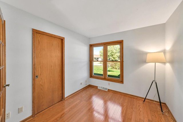 965 E Twin Oaks DRIVE, Oak Creek, WI 53154