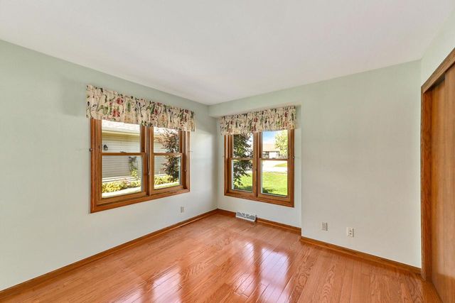 965 E Twin Oaks DRIVE, Oak Creek, WI 53154