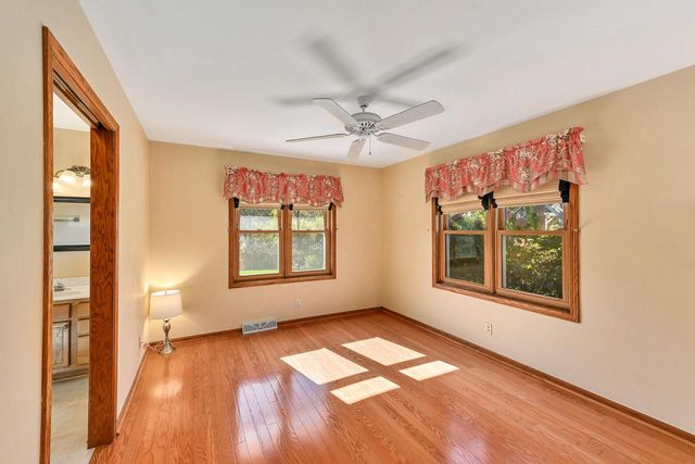 965 E Twin Oaks DRIVE, Oak Creek, WI 53154