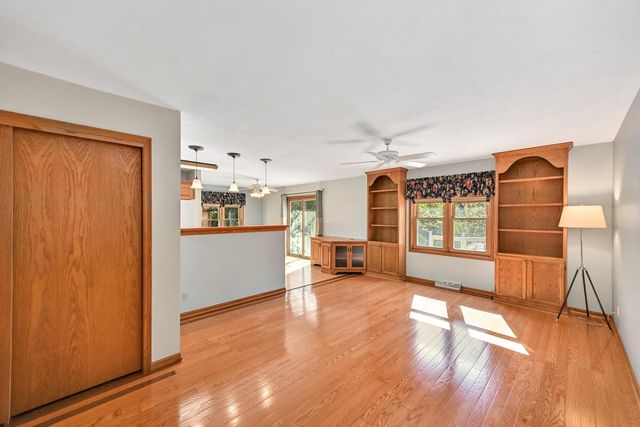 965 E Twin Oaks DRIVE, Oak Creek, WI 53154