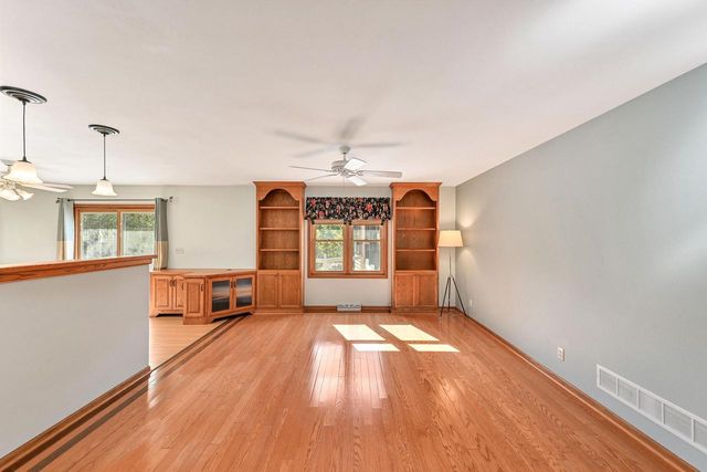 965 E Twin Oaks DRIVE, Oak Creek, WI 53154