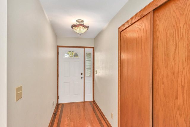 965 E Twin Oaks DRIVE, Oak Creek, WI 53154