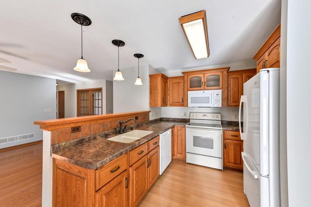 965 E Twin Oaks DRIVE, Oak Creek, WI 53154