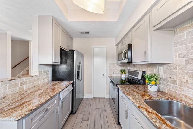 7700 Creekbend Drive 30, Houston, TX 77071