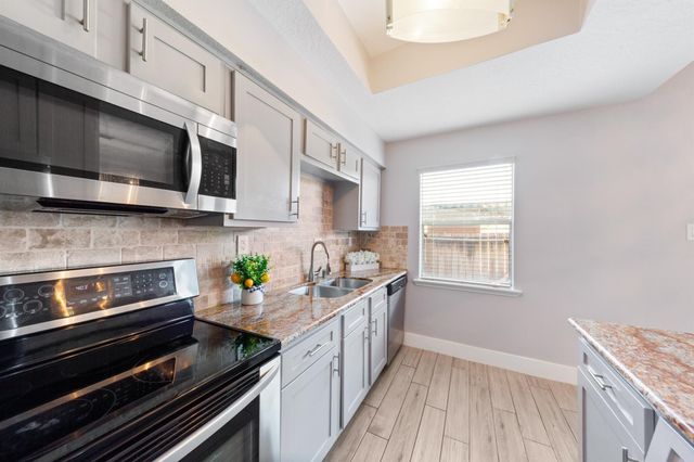 7700 Creekbend Drive 30, Houston, TX 77071