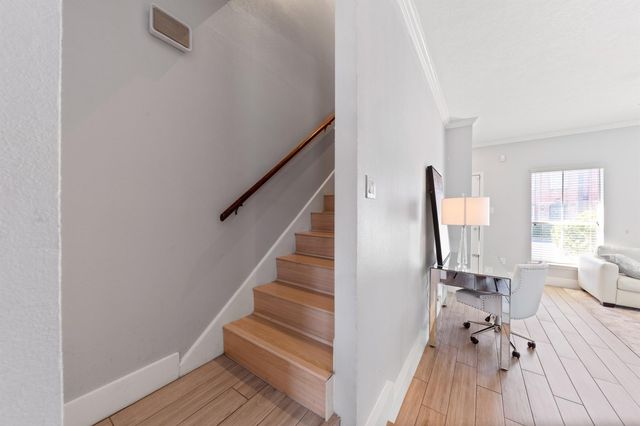 7700 Creekbend Drive 30, Houston, TX 77071