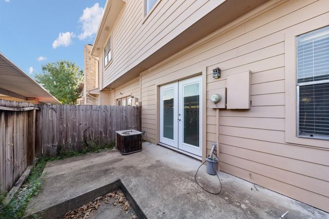 7700 Creekbend Drive 30, Houston, TX 77071