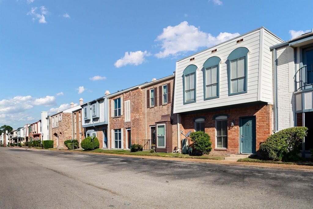 7700 Creekbend Drive 30, Houston, TX 77071