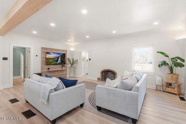 300 ROSEMONT Drive, El Paso, TX 79922