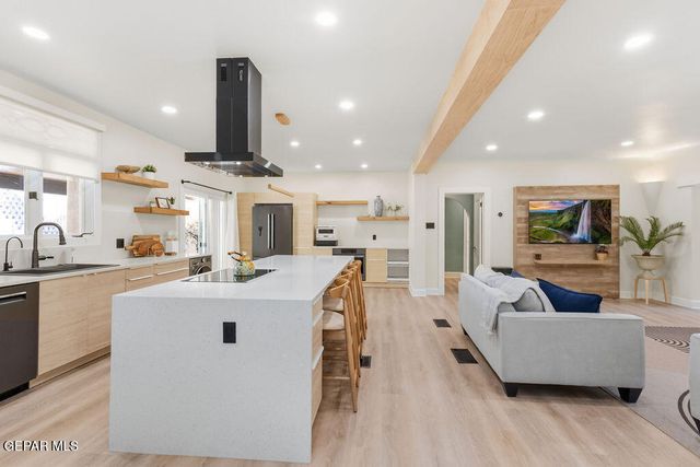 300 ROSEMONT Drive, El Paso, TX 79922