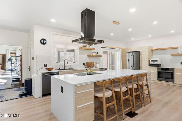 300 ROSEMONT Drive, El Paso, TX 79922