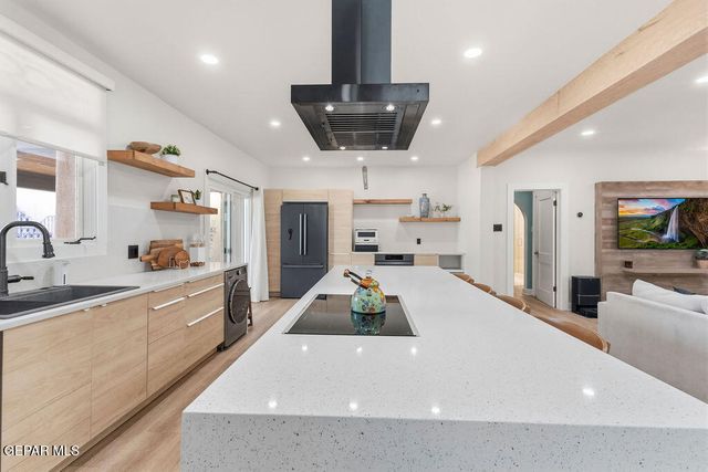 300 ROSEMONT Drive, El Paso, TX 79922