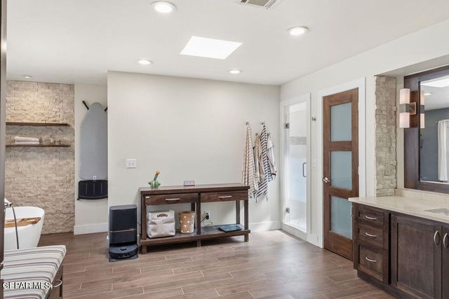 300 ROSEMONT Drive, El Paso, TX 79922