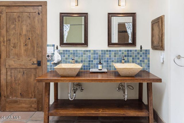 300 ROSEMONT Drive, El Paso, TX 79922