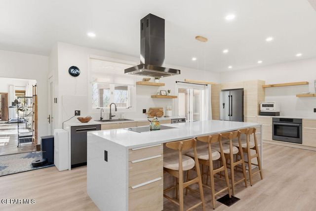 300 ROSEMONT Drive, El Paso, TX 79922