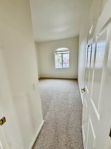 325 Savannah Ct, Roseville, CA 95747