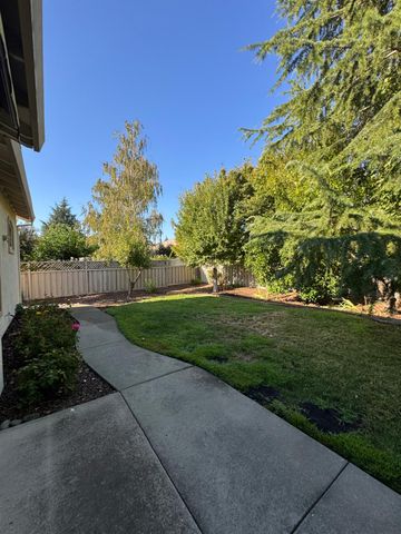 325 Savannah Ct, Roseville, CA 95747