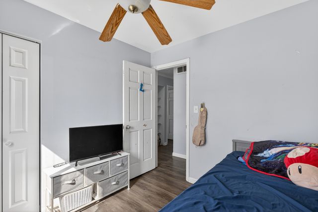 196 Hadleigh Road, Bolingbrook, IL 60440