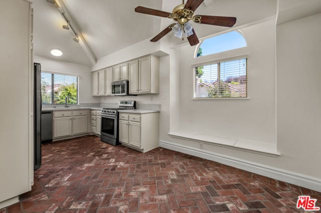 455 Kennerick Lane, Simi Valley, CA 93065