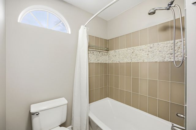 1360 Rose Avenue, Carol Stream, IL 60188