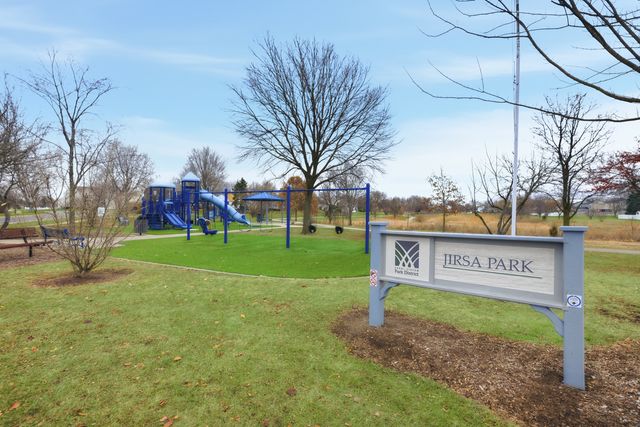 1360 Rose Avenue, Carol Stream, IL 60188