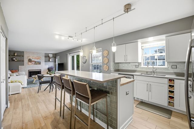 1360 Rose Avenue, Carol Stream, IL 60188