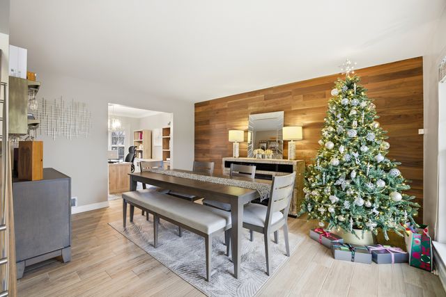 1360 Rose Avenue, Carol Stream, IL 60188