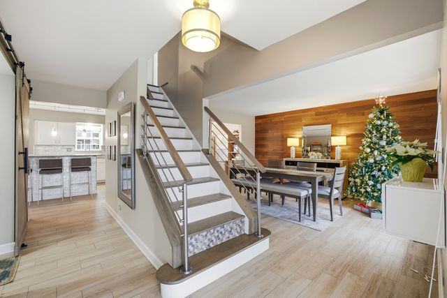 1360 Rose Avenue, Carol Stream, IL 60188