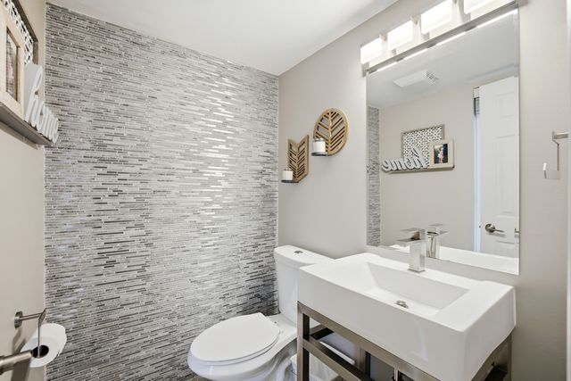 1360 Rose Avenue, Carol Stream, IL 60188