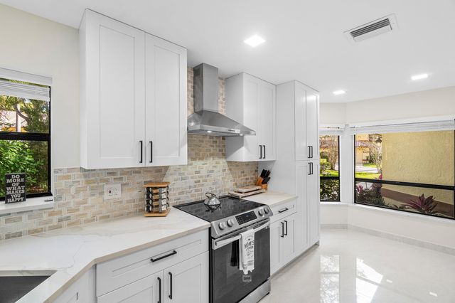 5294 10th Fairway Drive, Delray Beach, FL 33484