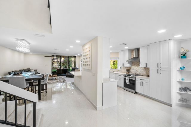 5294 10th Fairway Drive, Delray Beach, FL 33484