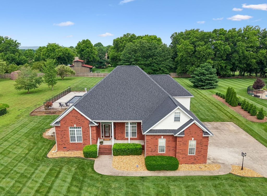 6928 Zion Crossing Ct, Columbia, TN 38401