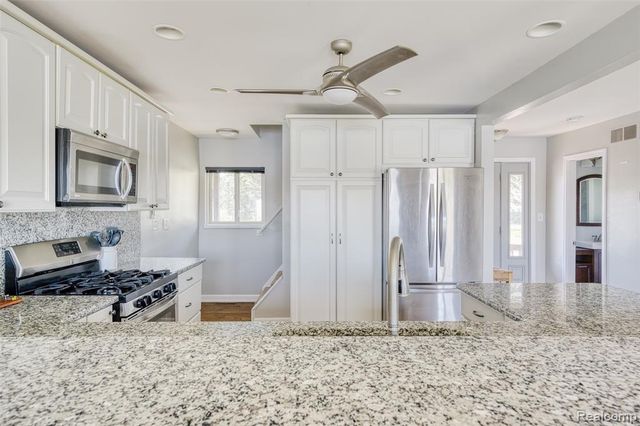 10094 Elizabeth Lake Road, White Lake, MI 48386