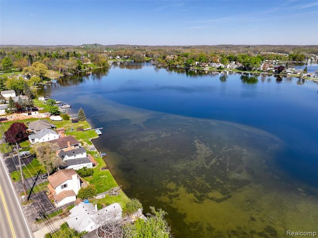 10094 Elizabeth Lake Road, White Lake, MI 48386