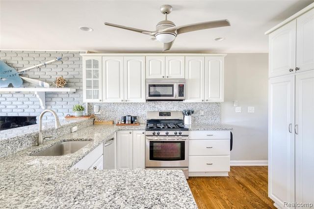 10094 Elizabeth Lake Road, White Lake, MI 48386
