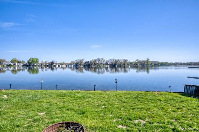 10094 Elizabeth Lake Road, White Lake, MI 48386