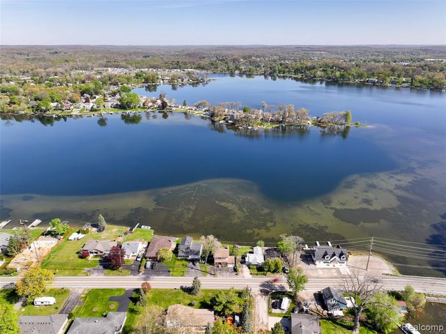 10094 Elizabeth Lake Road, White Lake, MI 48386