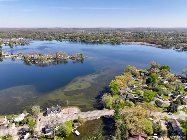 10094 Elizabeth Lake Road, White Lake, MI 48386