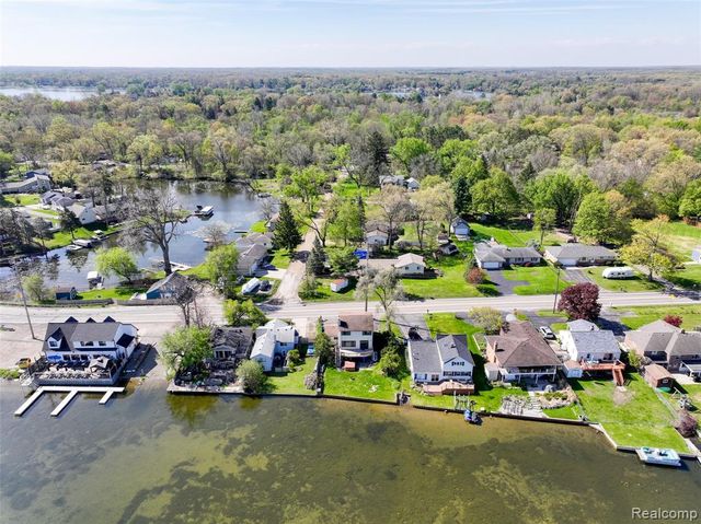 10094 Elizabeth Lake Road, White Lake, MI 48386