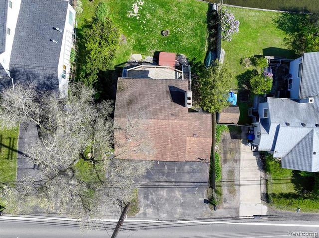 10094 Elizabeth Lake Road, White Lake, MI 48386