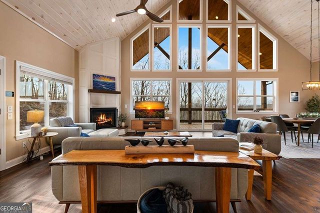 1016 Twisted Oak Road, Talking Rock, GA 30175