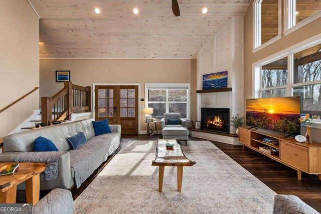 1016 Twisted Oak Road, Talking Rock, GA 30175