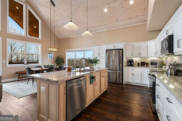 1016 Twisted Oak Road, Talking Rock, GA 30175