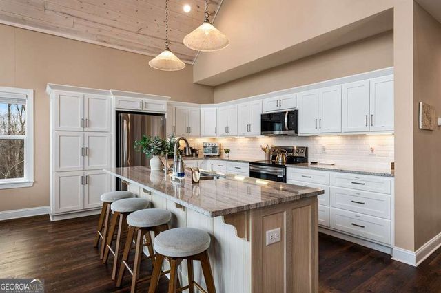 1016 Twisted Oak Road, Talking Rock, GA 30175