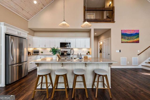 1016 Twisted Oak Road, Talking Rock, GA 30175