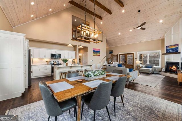 1016 Twisted Oak Road, Talking Rock, GA 30175