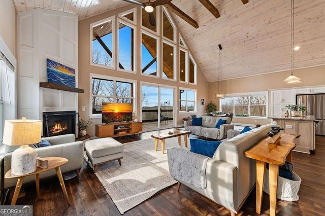 1016 Twisted Oak Road, Talking Rock, GA 30175