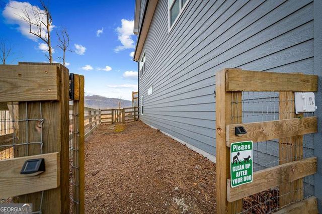 1016 Twisted Oak Road, Talking Rock, GA 30175